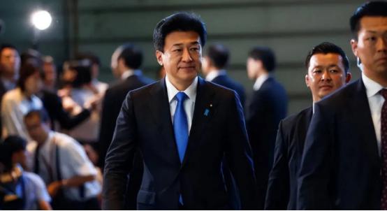 日本最终还是选择了妥协！在11月11日，据多家媒体报道，日本内阁官房长官在记者会