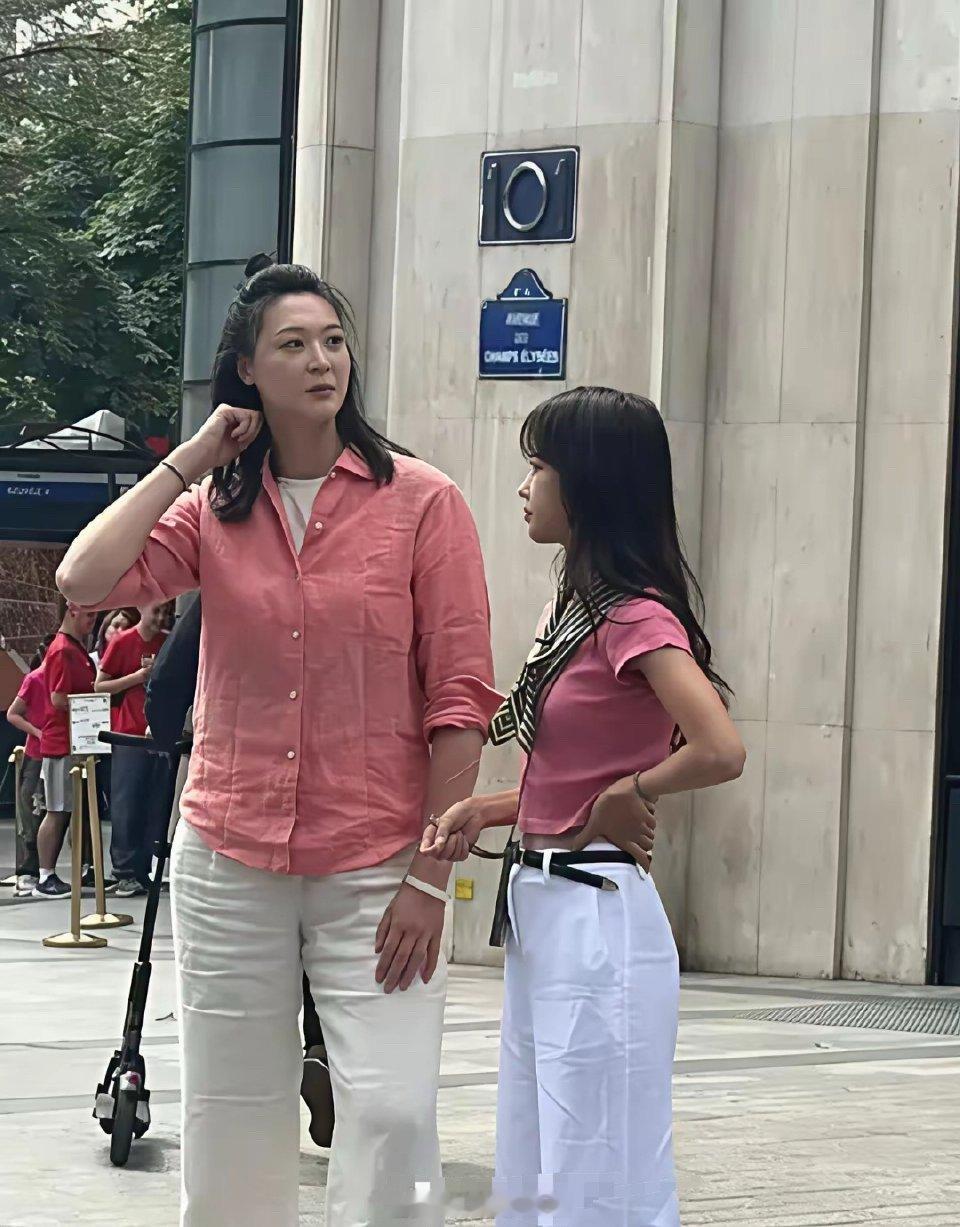 王冰冰真人虽然矮了点，但是颜值很高，主持届的美女担当。 