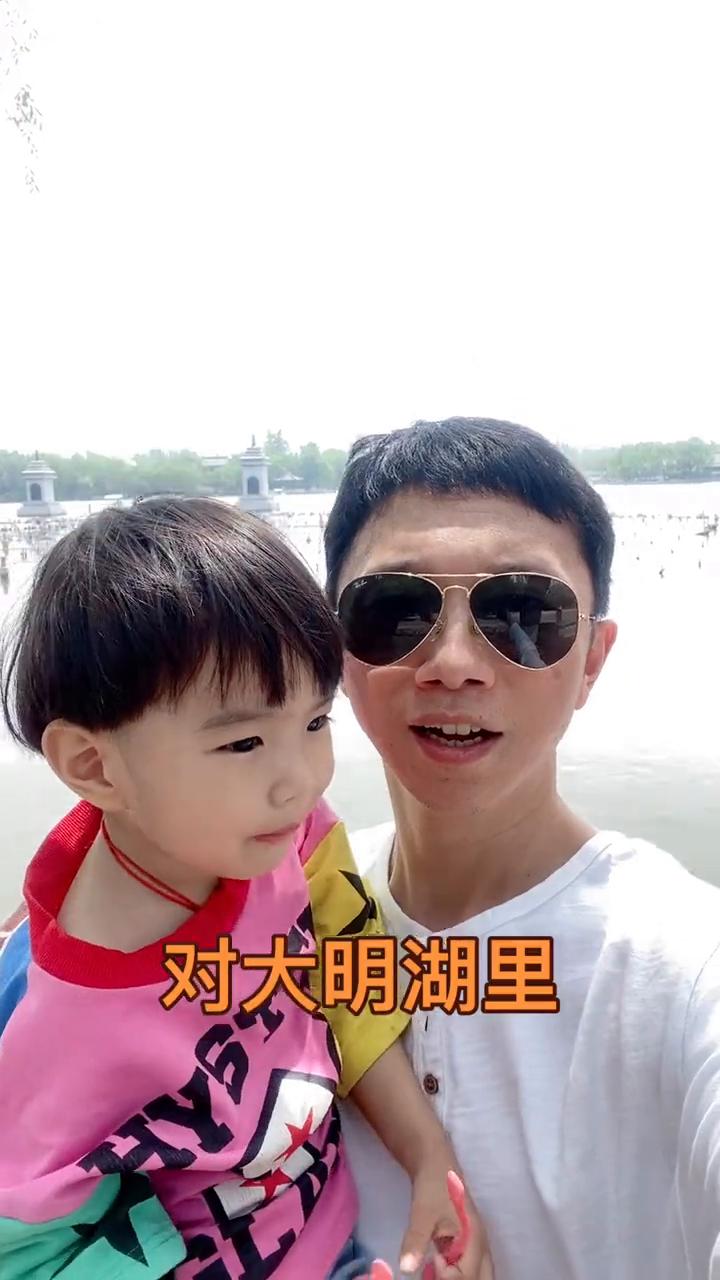 第一句怎么起头？大明湖。大明湖里有寒吗？对。大明湖里一撮一撮一蹦跶，蹦跶两下。青