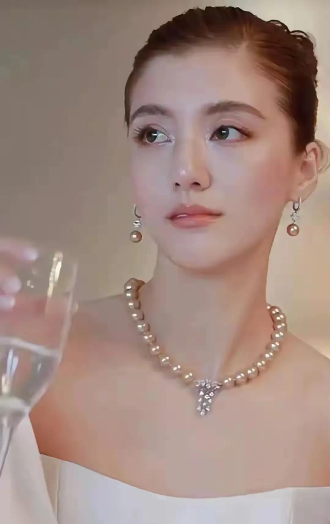 吴千语到底得罪谁了[狗头]？她办订婚宴，有人嘲她婚礼简单，说她戴的金镯子不够多，