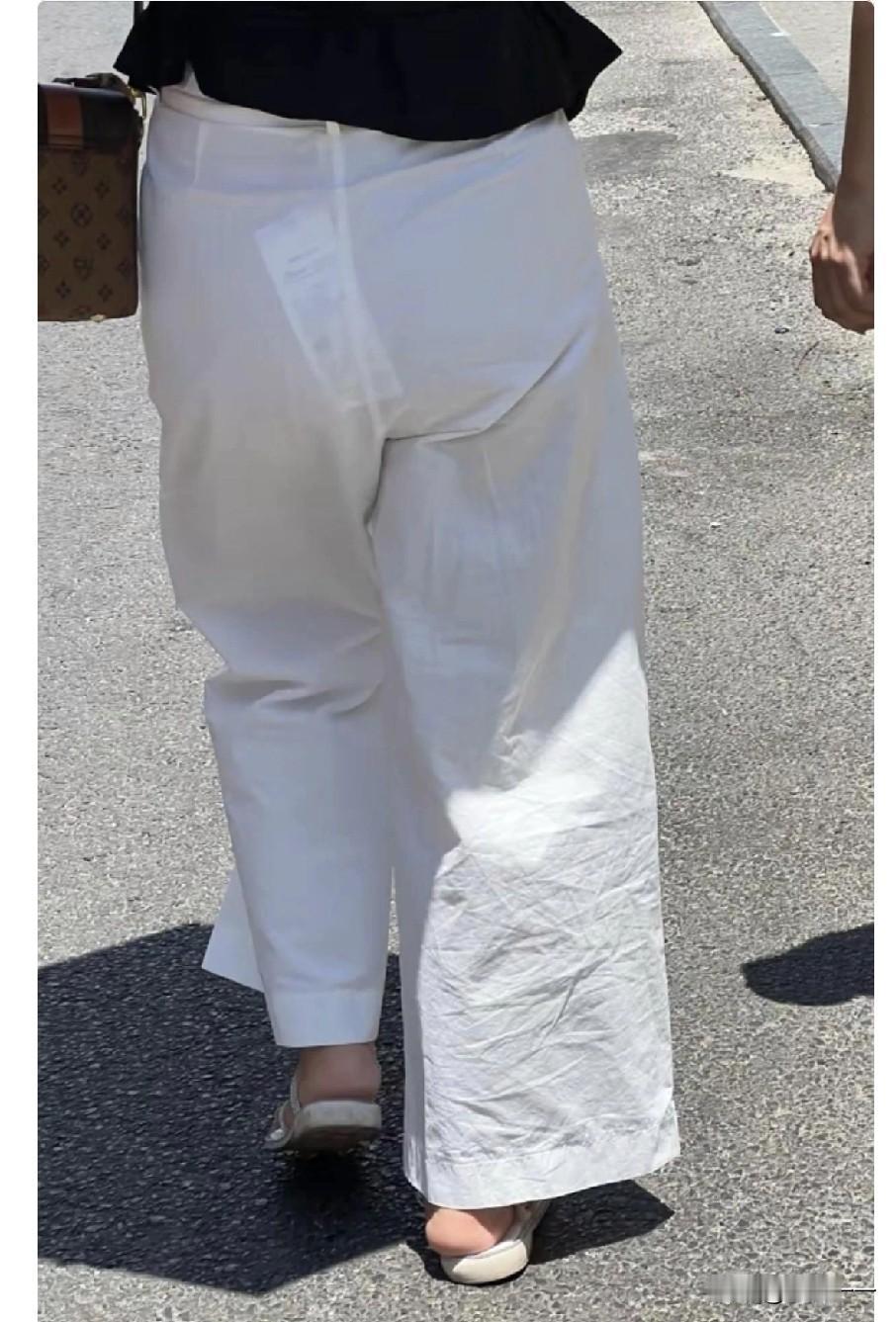 大家说说大街上这样穿着的一般都是些什么人啊？[尬笑]

走在大马路上，我以为看错