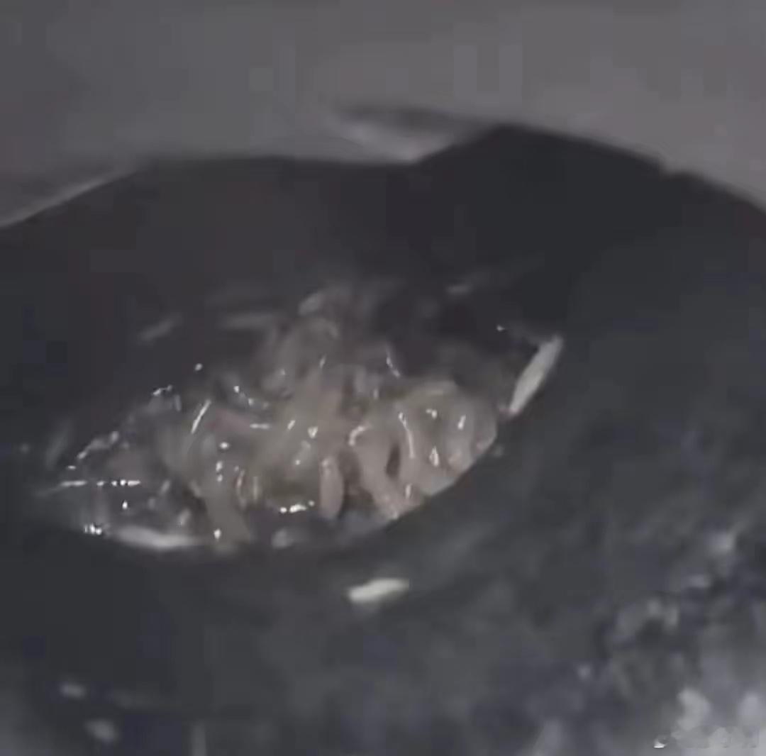 余姚通报一学校食堂绞肉机发现活蛆冰冻三尺非一日之寒，那么多虫狙，那是多少天了?工