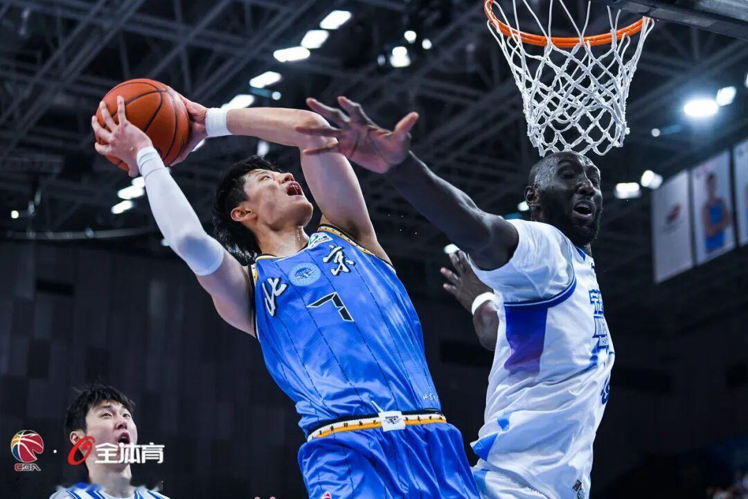 曾凡博没有跟随球队去客场，今天前往北京积水潭医院进行详细检查。小曾在上场比赛中腰