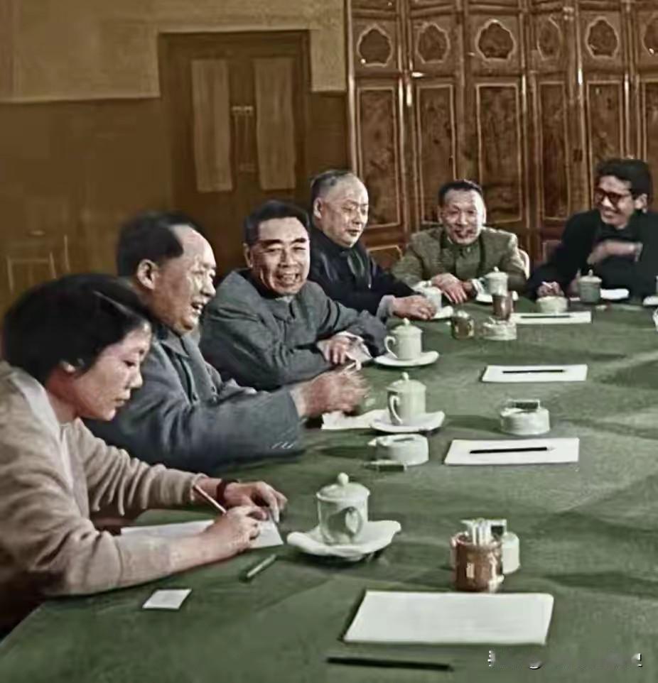 毛主席领导下的会议，活泼而不松散，高效而不敷衍，大家敢讲真话、共谋实事，以朴素务