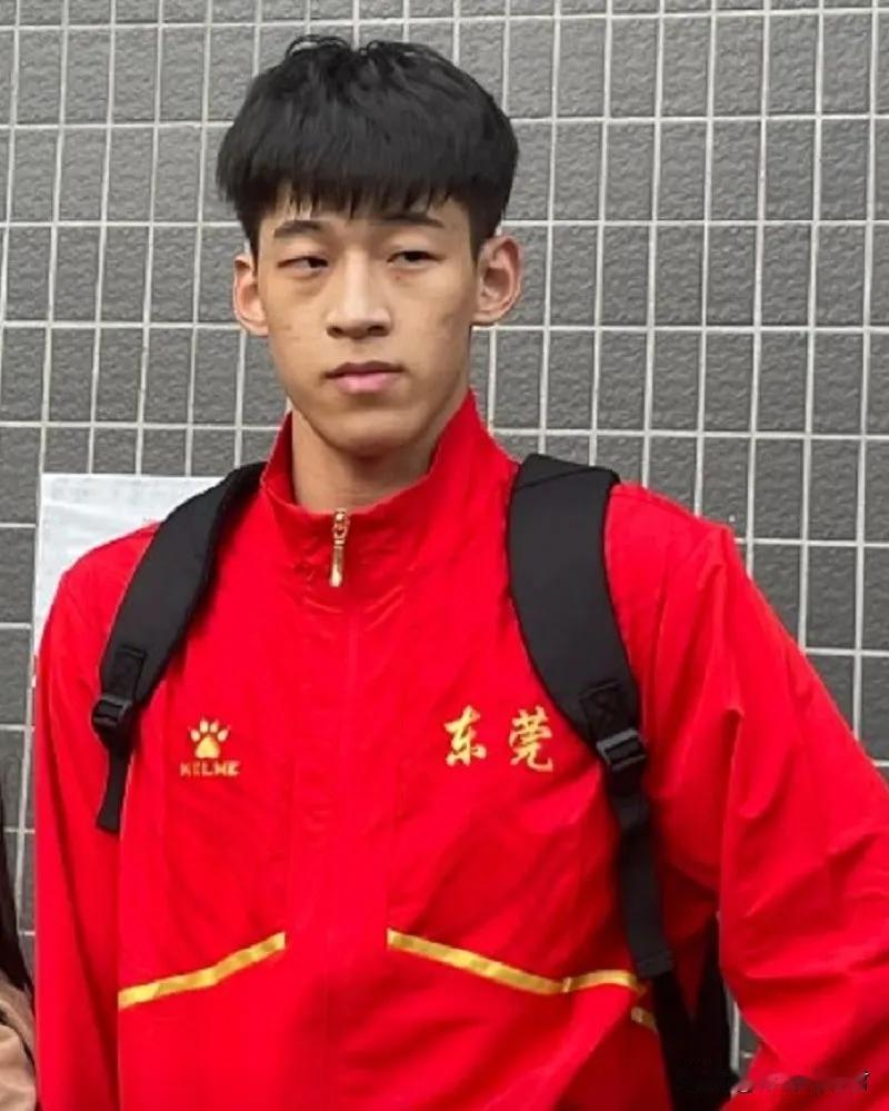李文昊年薪翻倍！
有广东icon媒体人透露：广东男篮副总袁俊近期找到年轻小将李文
