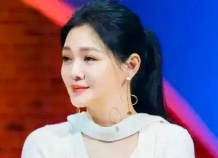 在夕阳洒落的法庭长廊尽头，那份沉甸甸的判决书终于缓缓揭开了它神秘的面纱，仿佛是大
