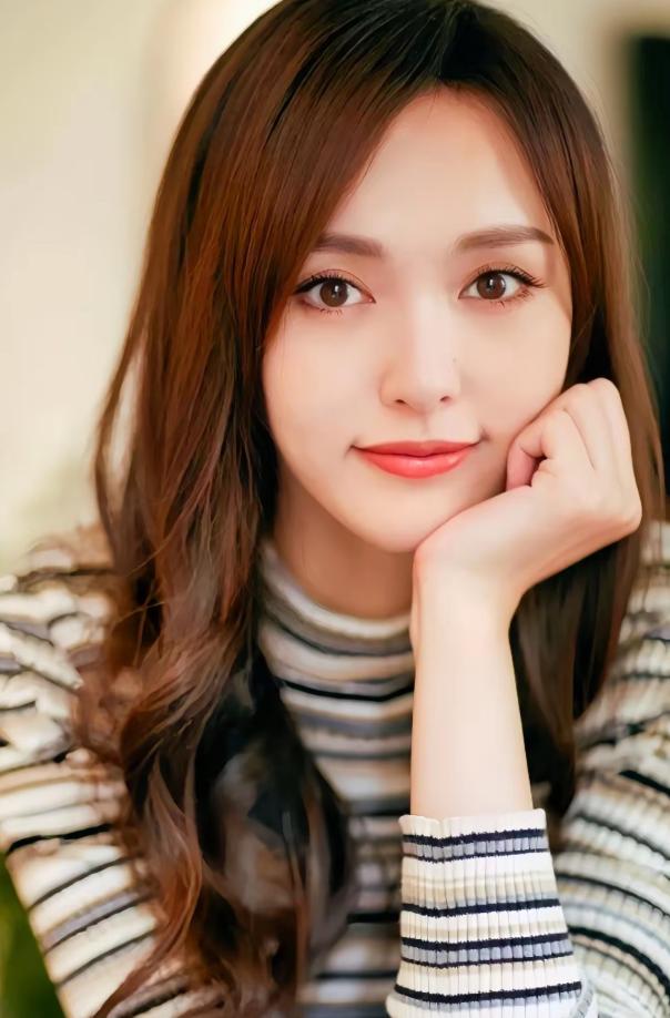 唐嫣爸爸是行政人员，我不奇怪
但谁能想到
他为女儿学裁缝
还成了带娃高手！
唐嫣