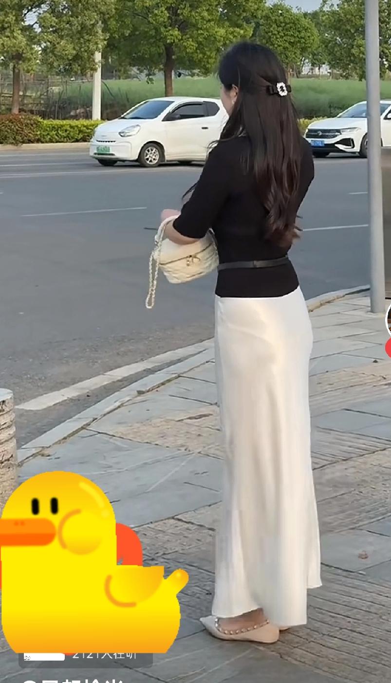 北方有佳人，绝世而独立。
一顾倾人城，再顾倾人国。
宁不知倾城与倾国？佳人难再得