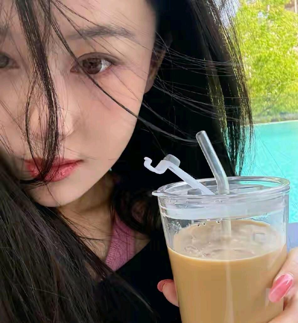 有认识她的吗？明星？