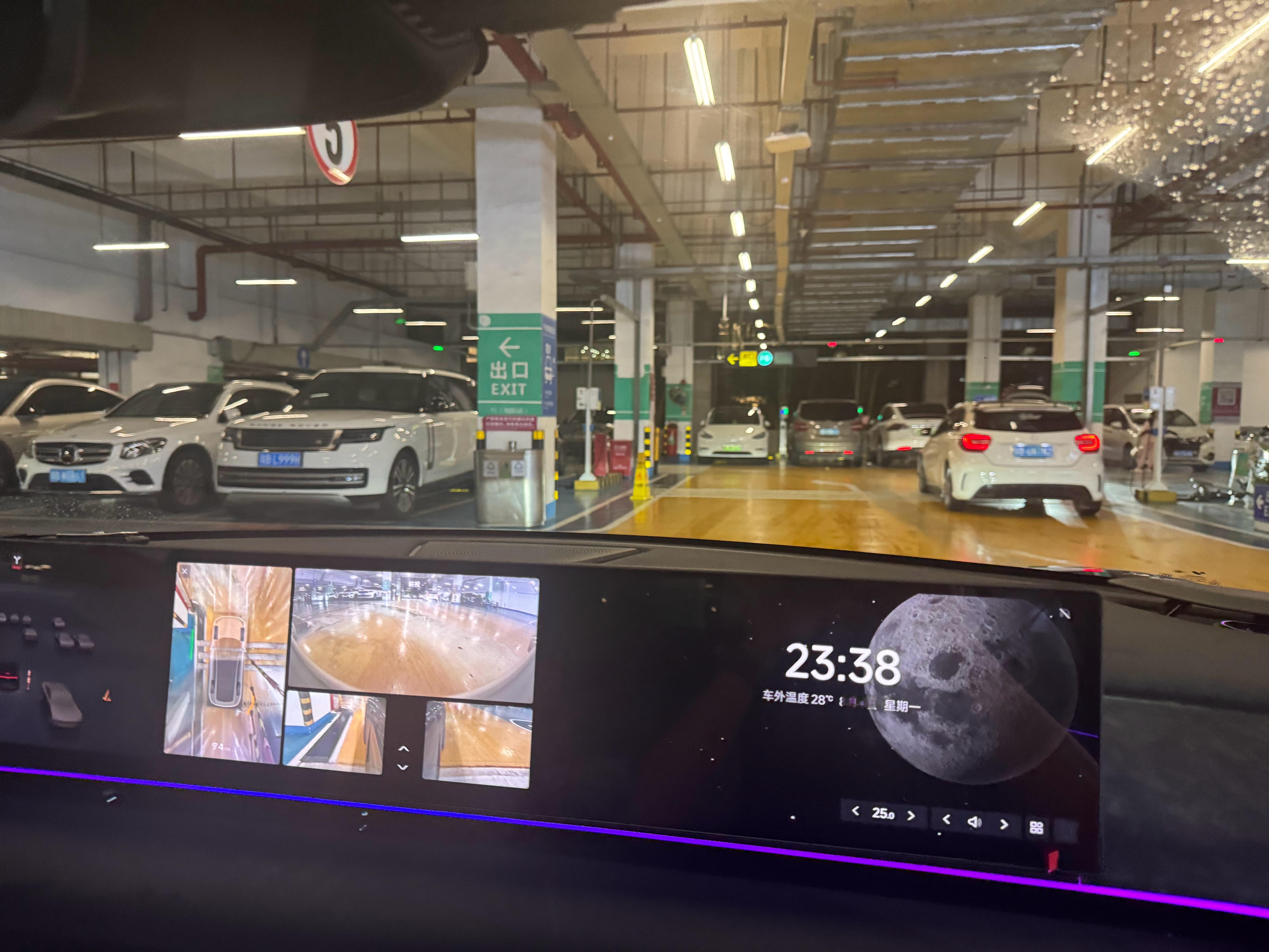出门打车，打了台极越07。和司机聊了一下，他并没有太大感觉。因为他开专车，也不会