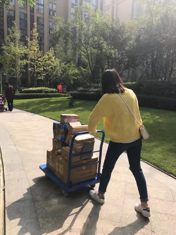 #大学生拉推车喜提天猫首波快递# 现在买东西收货也太快了吧，首波快递已到站，美美