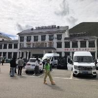 修通了拉林铁路，有米拉山隧道，再也不用翻米拉山顶了。
穿过隧道，在班杰塘服务区小
