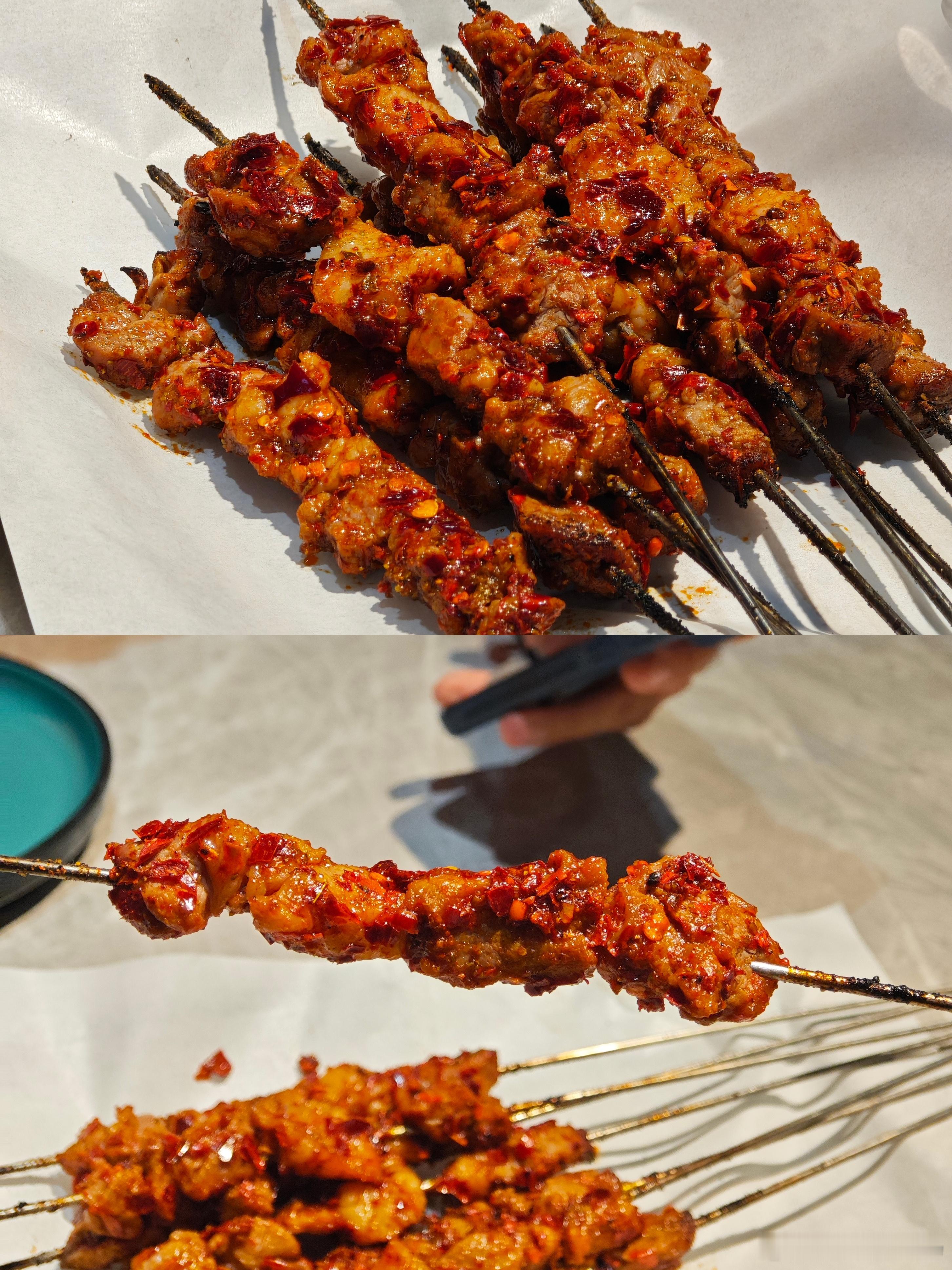 谁懂这一口兰州烤饼夹肉的幸福感啊！关于兰州烤肉是不是正宗，除了尝他的肉串和酸辣蹄