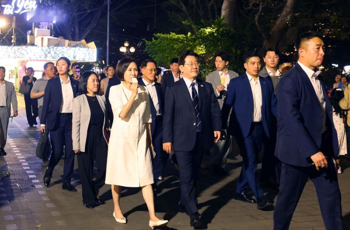 4月23日金惠景在越南街头边走边吃雪糕，毫无第一夫人包袱，太松弛了吧！这个画面让