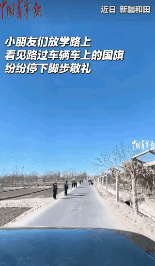 “看哭了！”新疆，一位男子自驾旅游途中，偶然经过一个偏远的小村庄。夕阳的余晖洒在