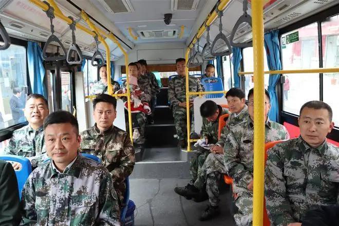 多地公交上线专属播报，全国越来越多的城市喊出了“老兵您好”！

公共交通是群众日