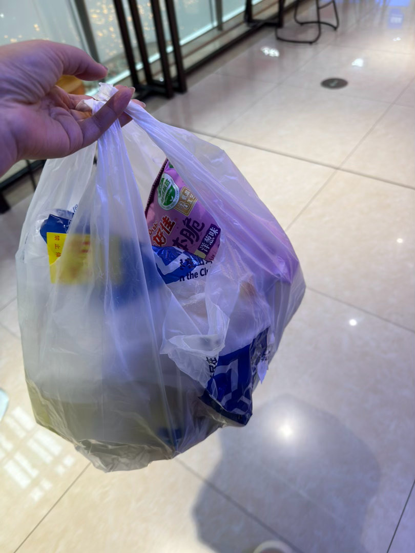 今天和闺蜜约饭带了一大袋上好佳去刘宇宁上好佳品牌代言人﻿