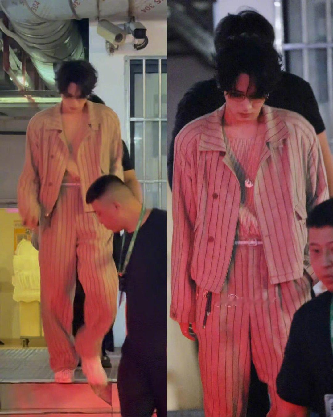 严浩翔顶奢加持严浩翔春夏男装系列秀款look 严浩翔｜新说唱上班，这一套帅惨了