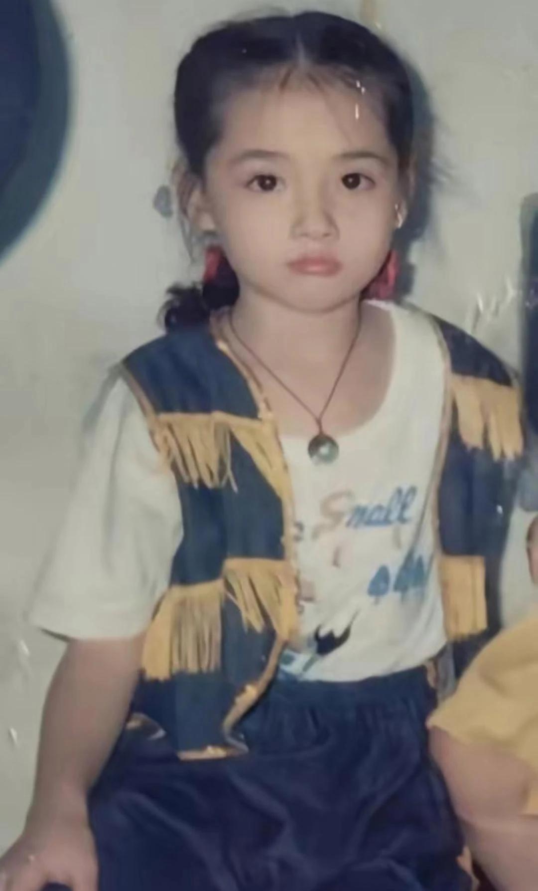 郭碧婷罕晒童年旧照，大大的眼睛，乌黑明亮，肉嘟嘟的小脸蛋，梳着两条小辫子，软萌的