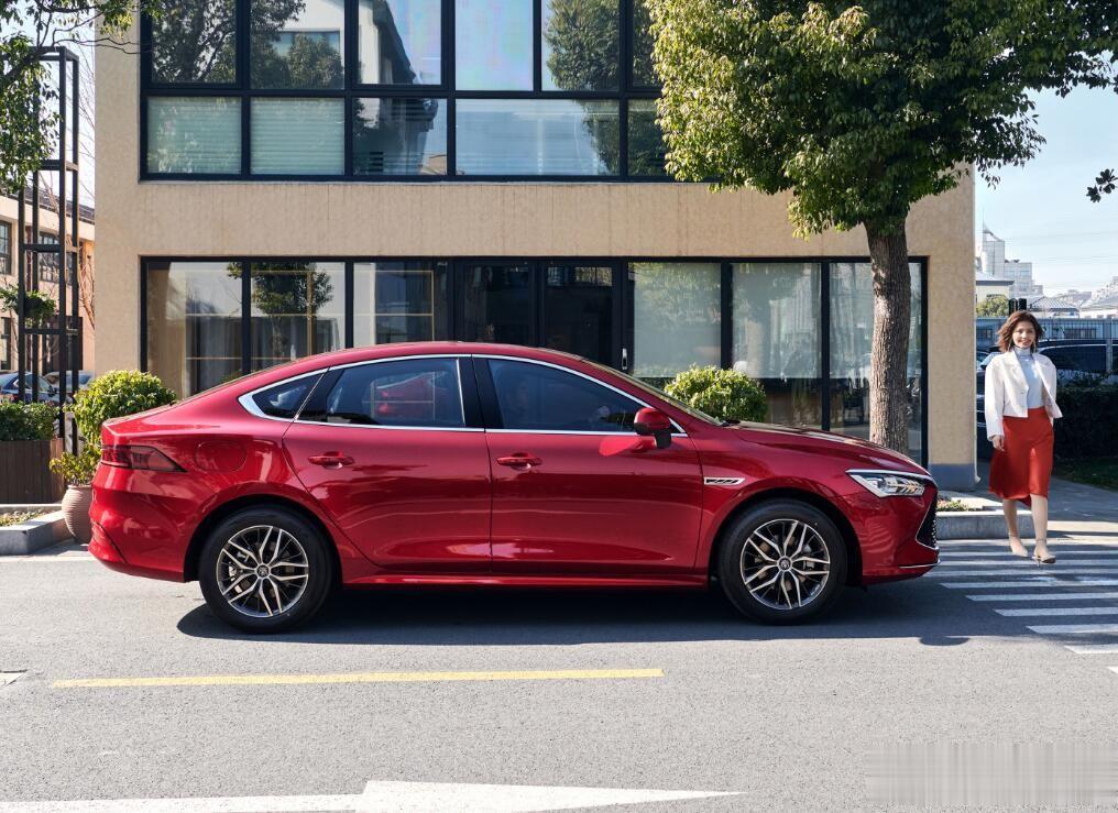 26413辆！秦PLUS DM-i的6月销量是26413辆，拿到6月插电混动车型