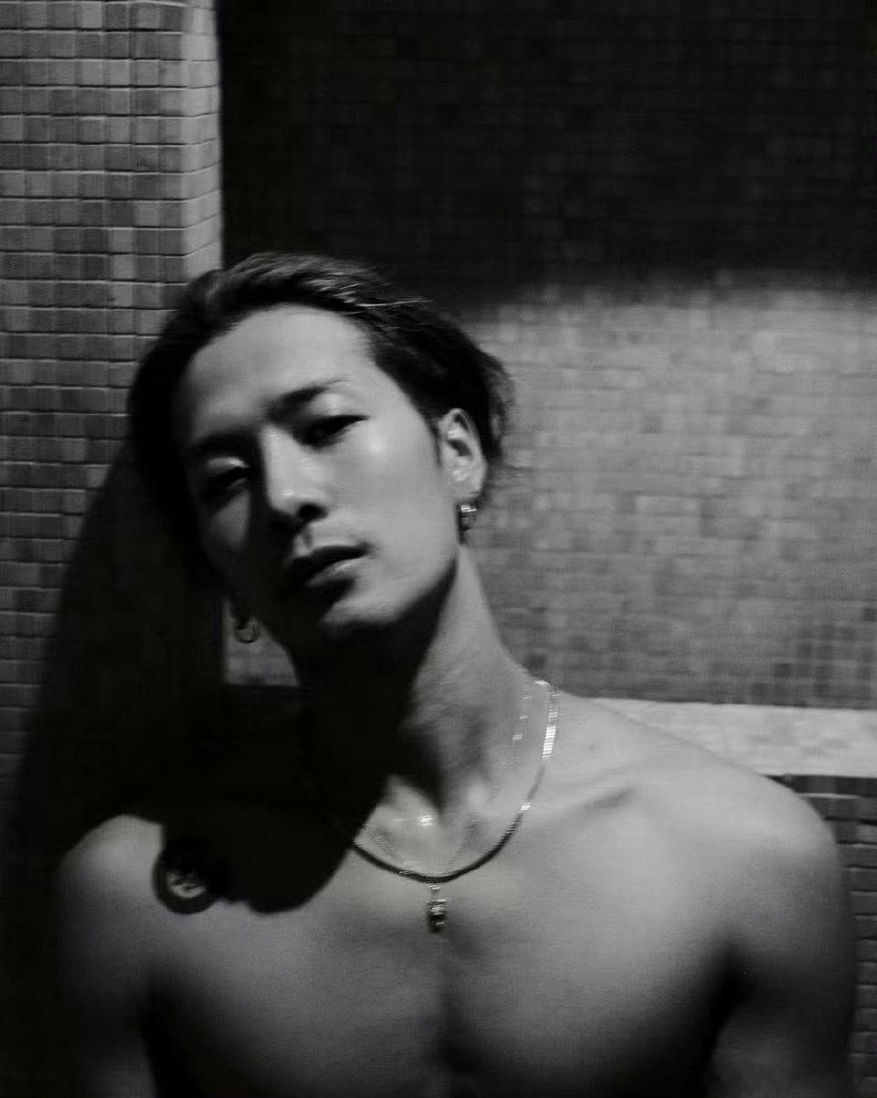 王嘉尔身在跨年心在世巡喜大普奔！王嘉尔官宣加盟湖南卫视跨年演唱会！舞台王者一登场