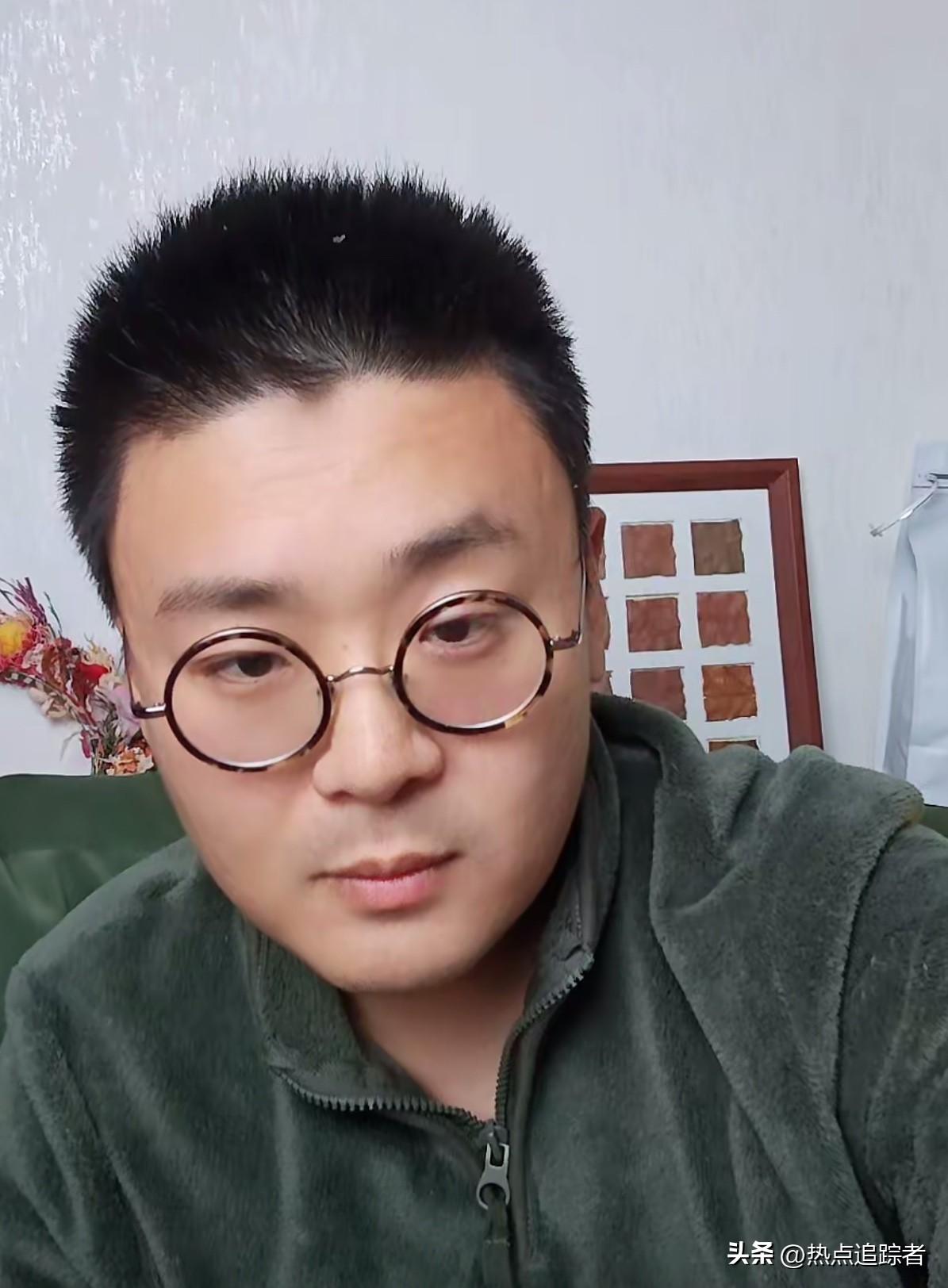 今晚，刷到马翔宇的直播间，点进去发现人气还不错，在线网友有两千多人。记得之前有段