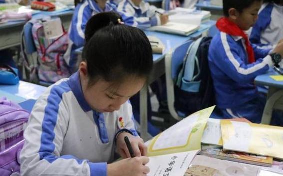 “不好好学习就得去扫大街”，四十年教育我们教给孩子什么？
别再用“扫大街”吓孩子