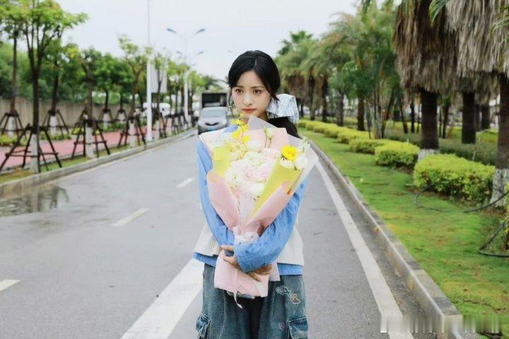 内娱特种兵沈月敬业的沈月最美！也要多多注意休息啊 ​​​