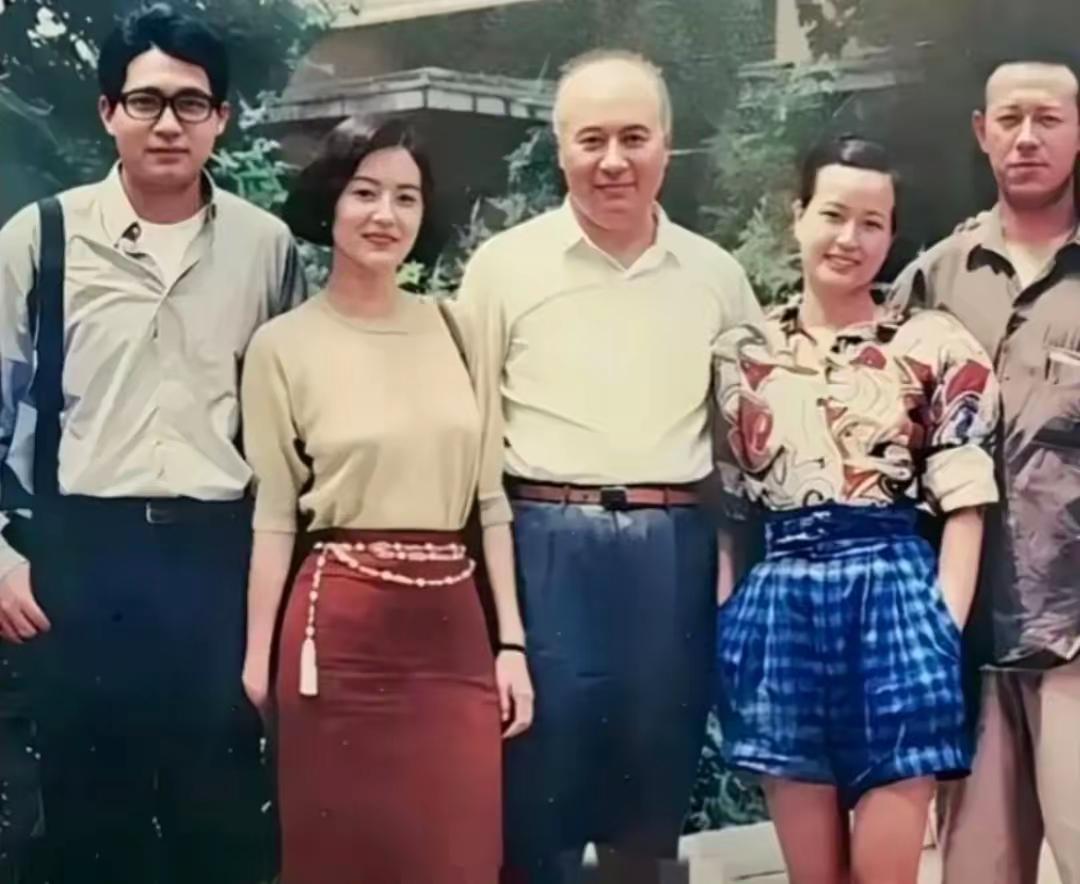 36年前刘晓庆和林青霞的合影很有看头。那时林青霞着装时尚，气质凸显；刘晓庆穿着质