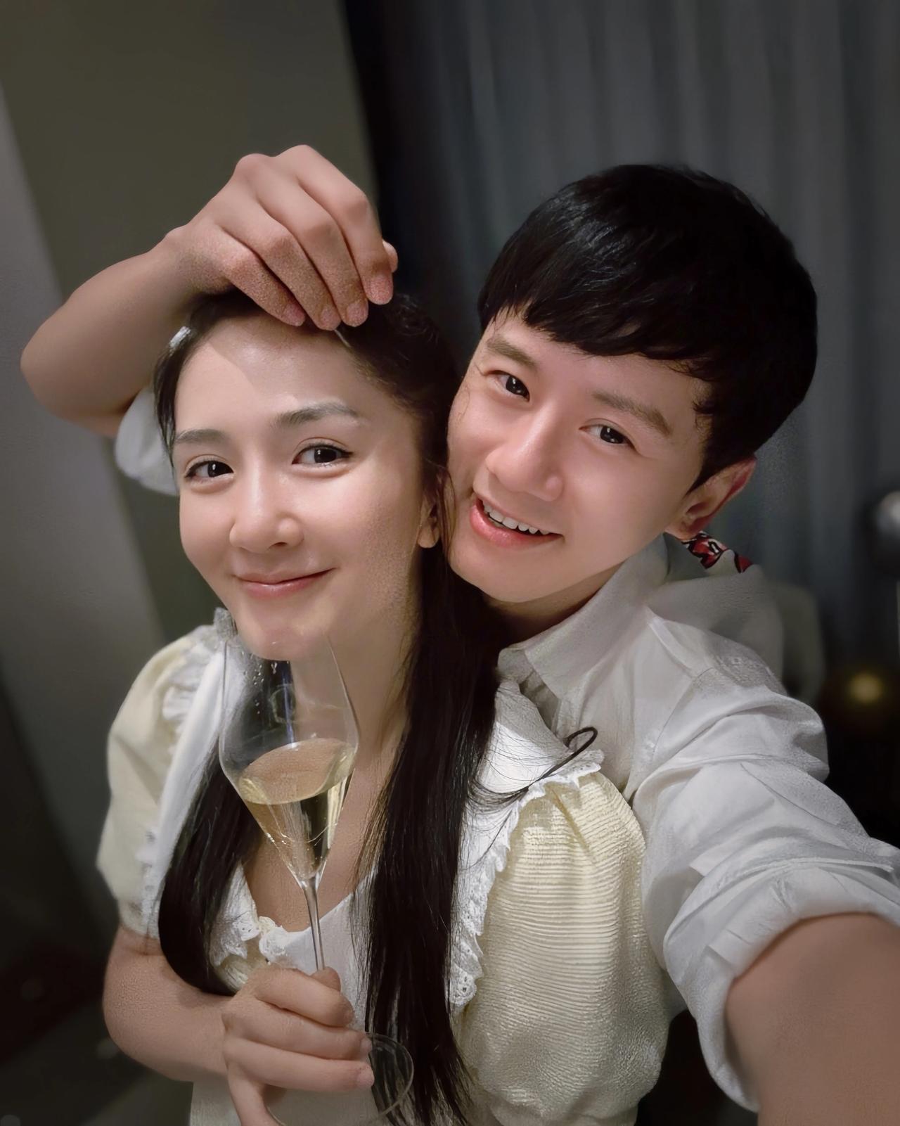 幸福先生和智慧女人的结合，已经12年了，但他们一直保持着如初恋般的甜蜜状态。“丝