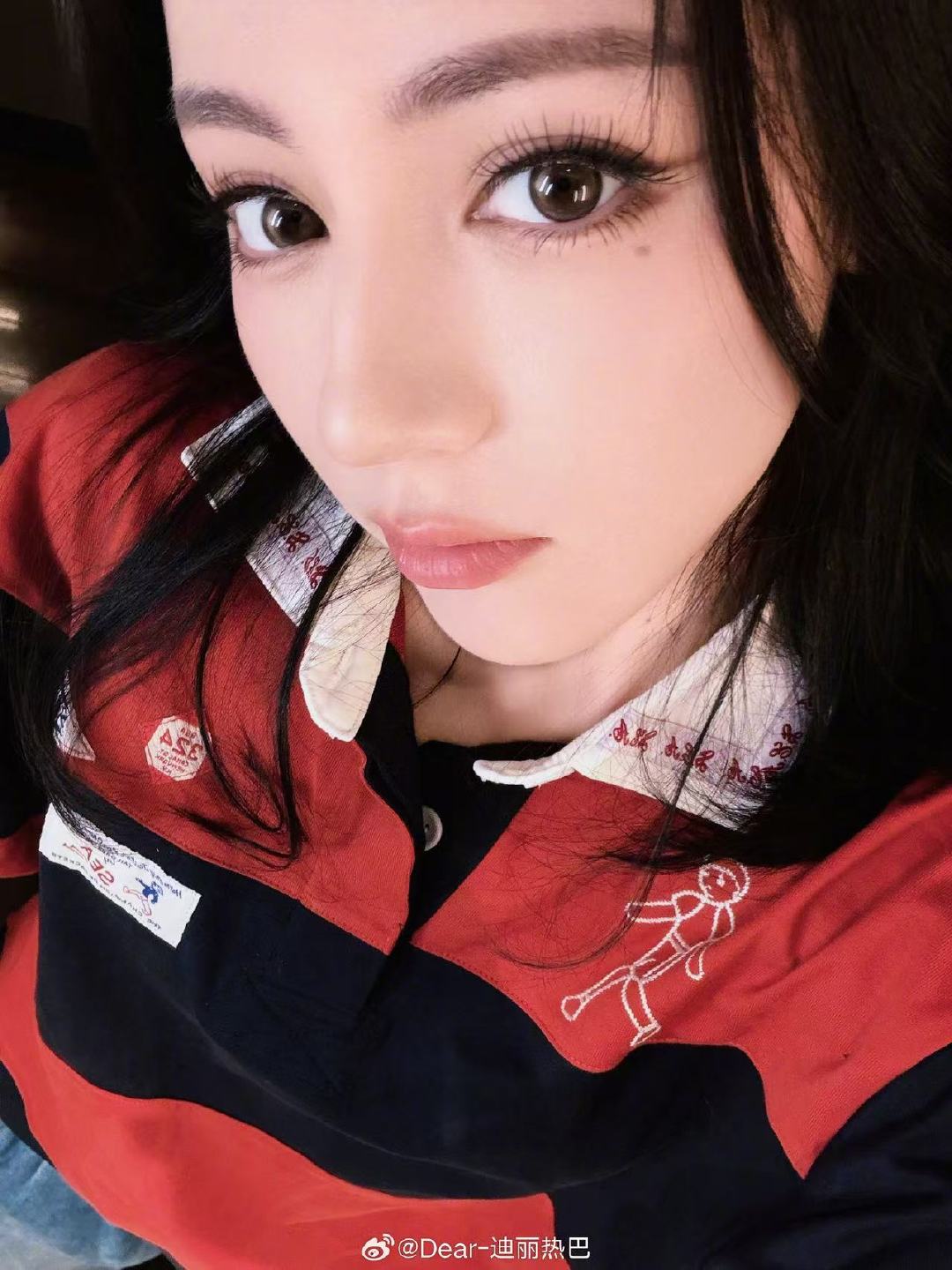 迪丽热巴红蓝撞色polo衫迪丽热巴polo衫自拍 迪丽热巴太美咯迪丽热巴