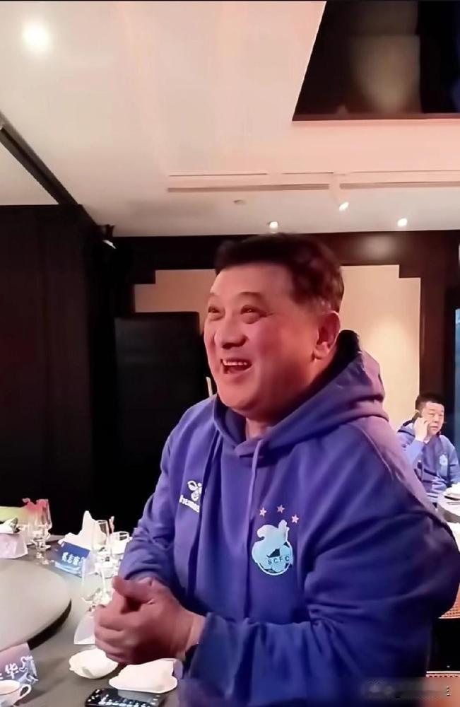 劝你别惹上海老球迷，他们的账本，足协说了不算。
老炮儿郁知非身上那件卫衣，你看