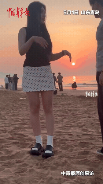 “太惊喜了！”山东青岛，男子在海边向相恋8年的女友求婚，他别出心裁想了一个特别的