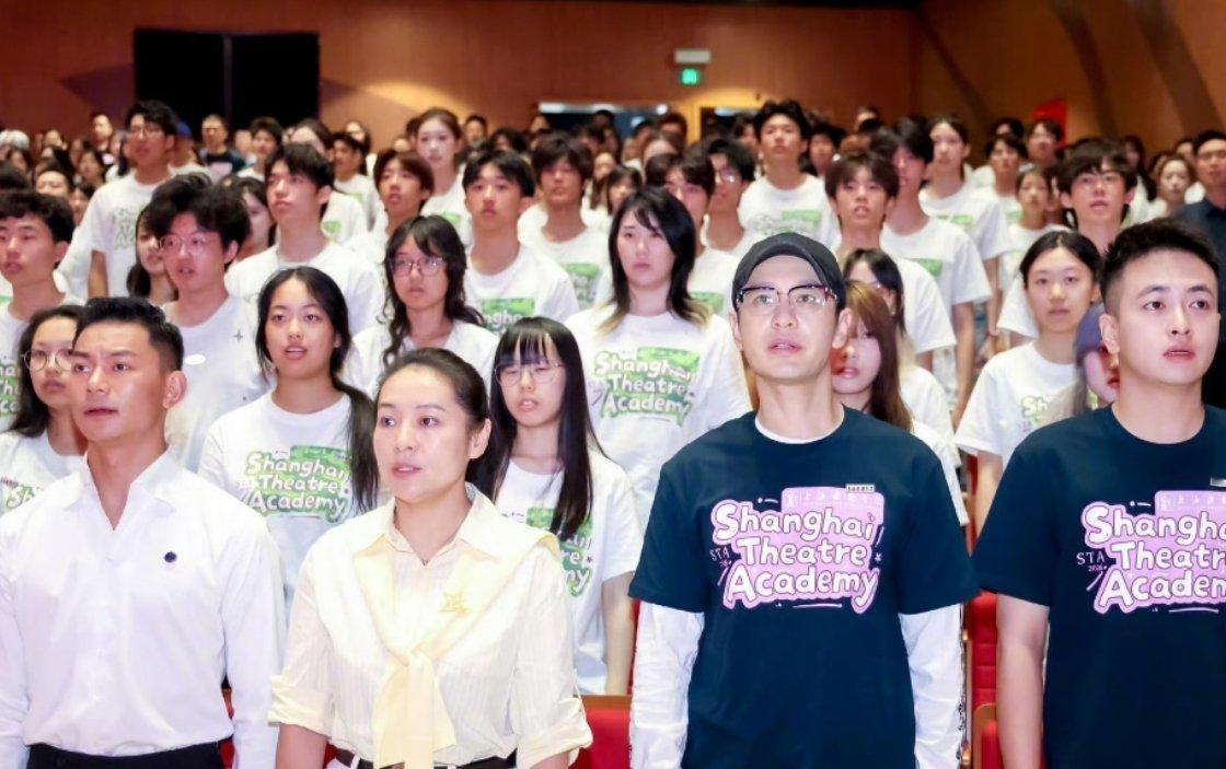 黄晓明变身博士生新生！48岁正式在上戏办理报，还挺像个大学生 ​​​