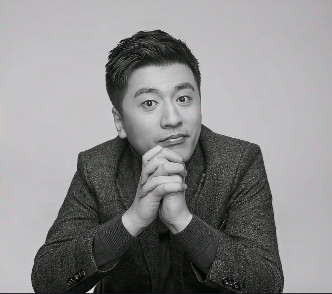 只见你们围坐在一起，面前摆着树枝和绿色彩泥。瞧，小手搓出圆球便是一片树叶，有人搓