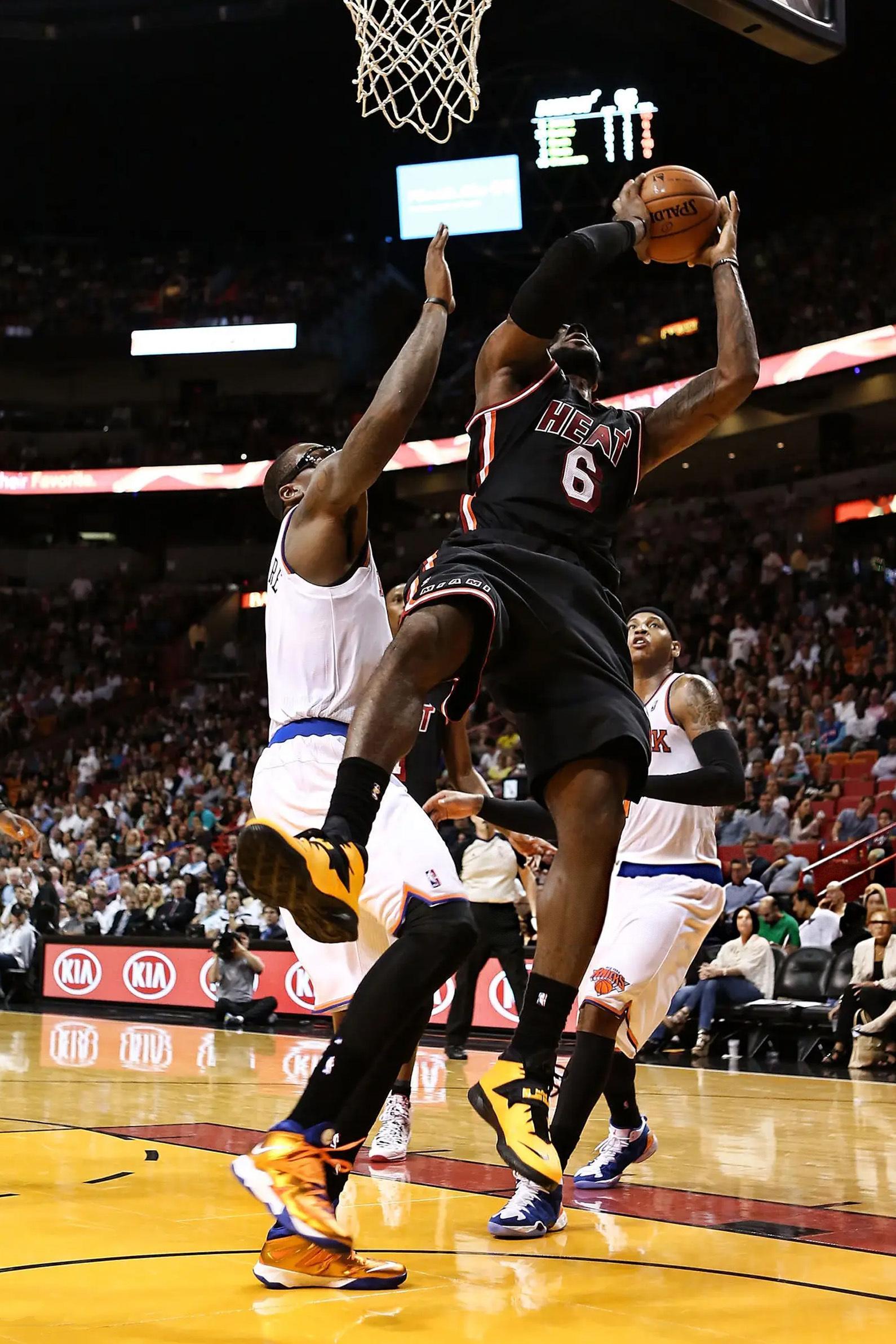 Nike LeBron 23 面具煞星以2014年2月底对阵尼克斯时佩戴的全黑碳