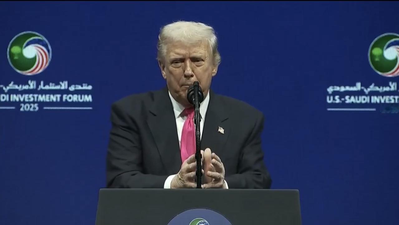 特朗普在美沙投资论坛上肯定H-1B签证，指责ICE愚蠢，承认绿色经济。

📌在