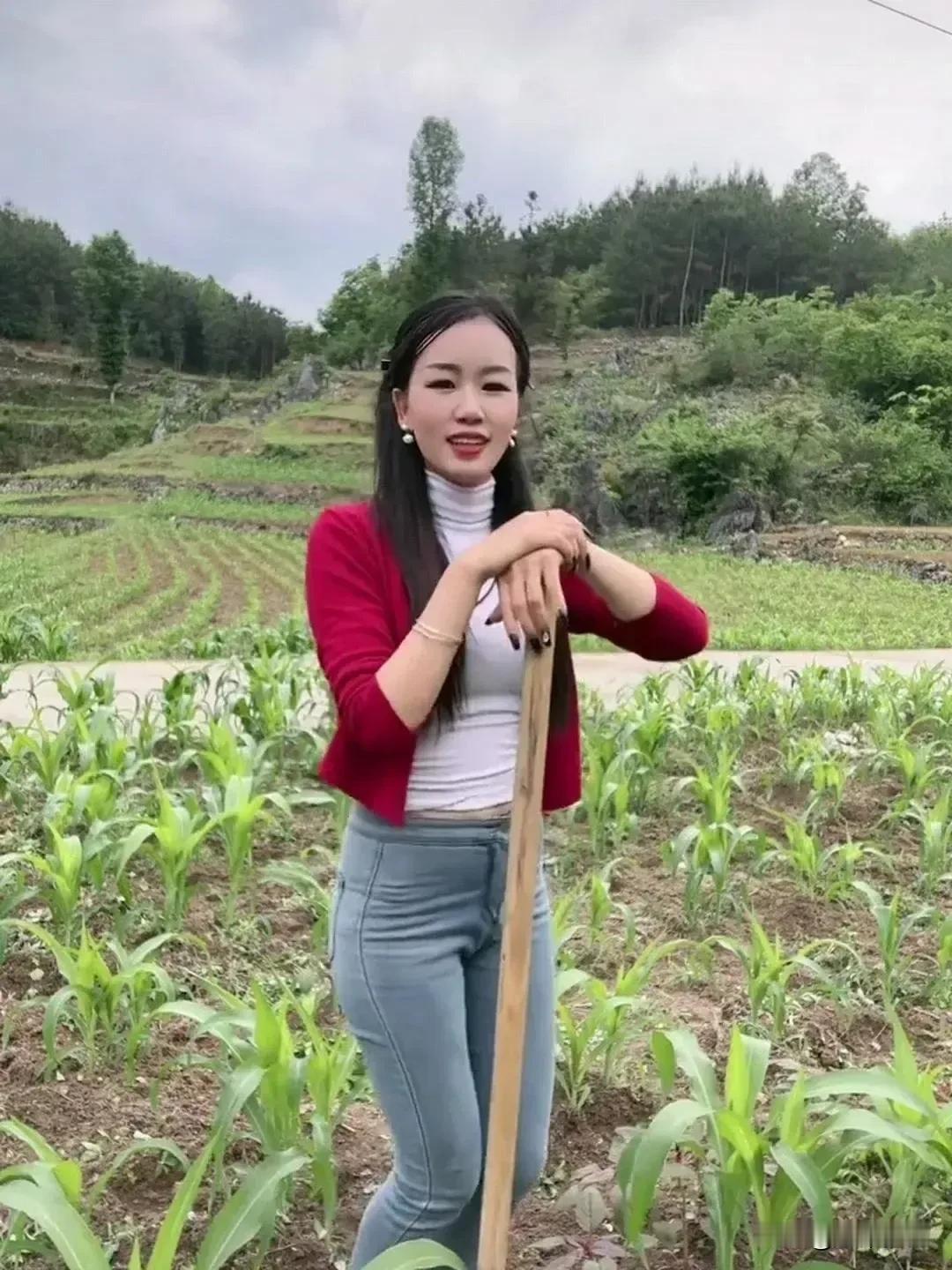隔着屏幕的美女只能看不能摸，想摸却摸不着，想吻也吻不到，眼巴巴的饱饱眼福干着急。