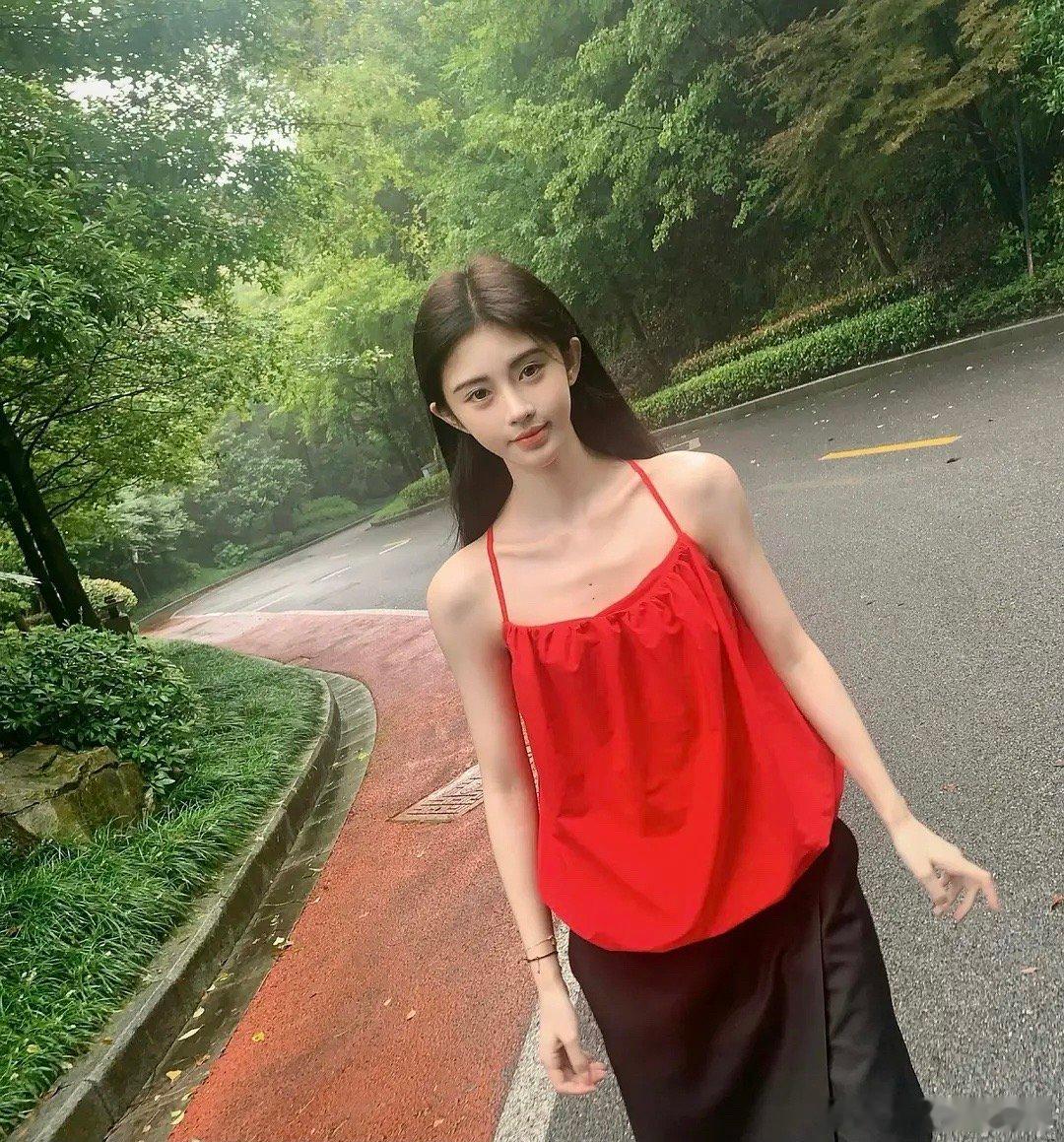 鞠婧祎是不是在模仿最近很火的汪静国？ ​​​