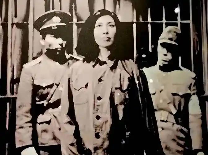 狱中，赵一曼的肚子鼓了起来，旁边的敌人拍了拍赵一曼的肚子，说：“再灌点。”灌完后