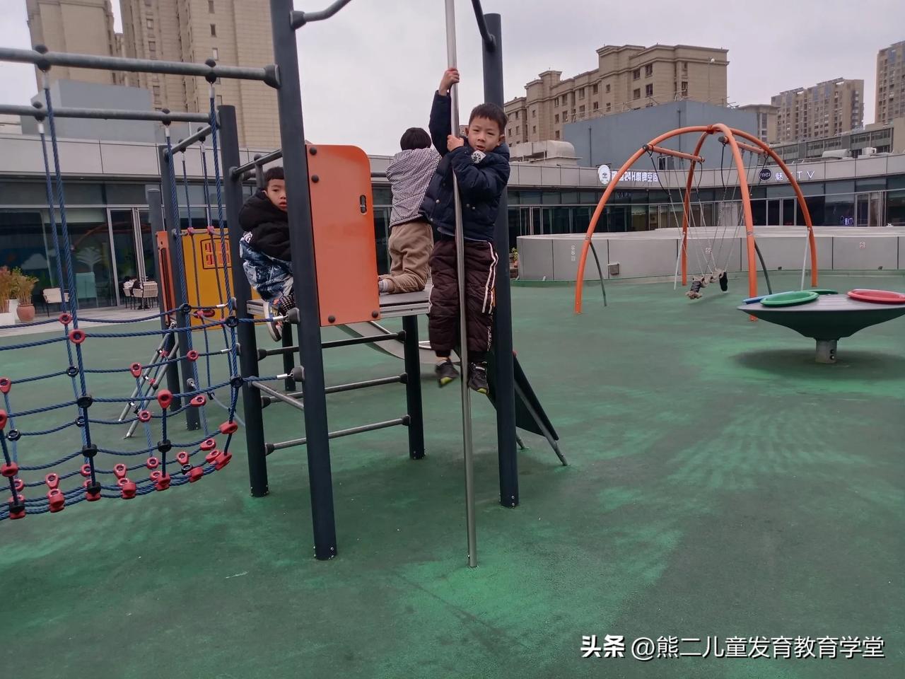 《自白书》

午夜总把影子抵押给路灯
钟摆切开年轮时
我正与一面破碎的镜子谈判