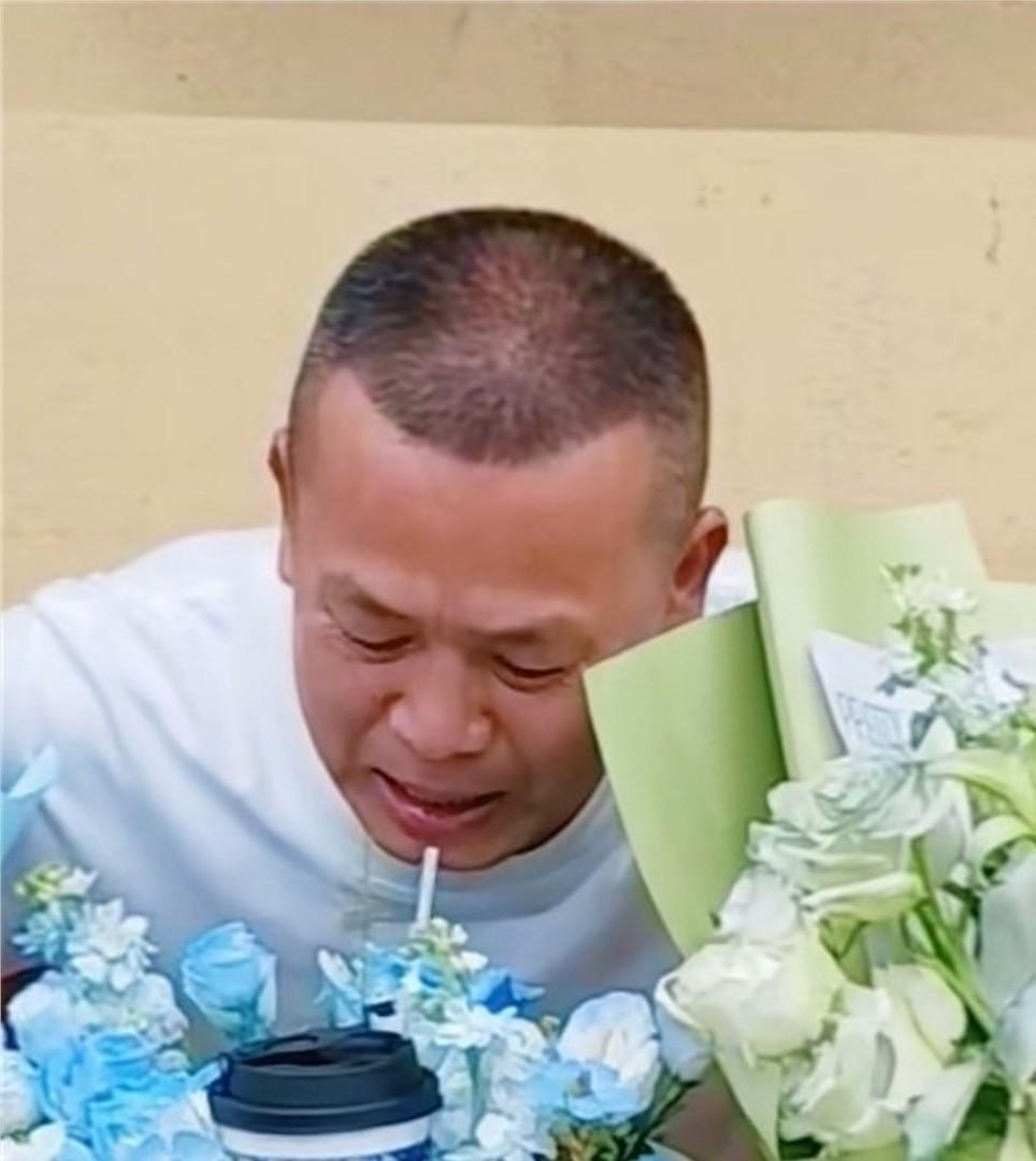 全红婵回家给父亲庆生，屋里吵吵闹闹，她却一个人坐着吃蛋糕，这个奥运冠军私下里就是