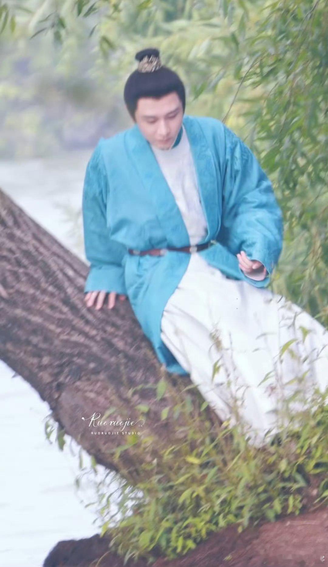 成毅两京十五日爬树路透 这哪是太子朱瞻基，分明是树上探出脑袋的小可爱，拍游客照的