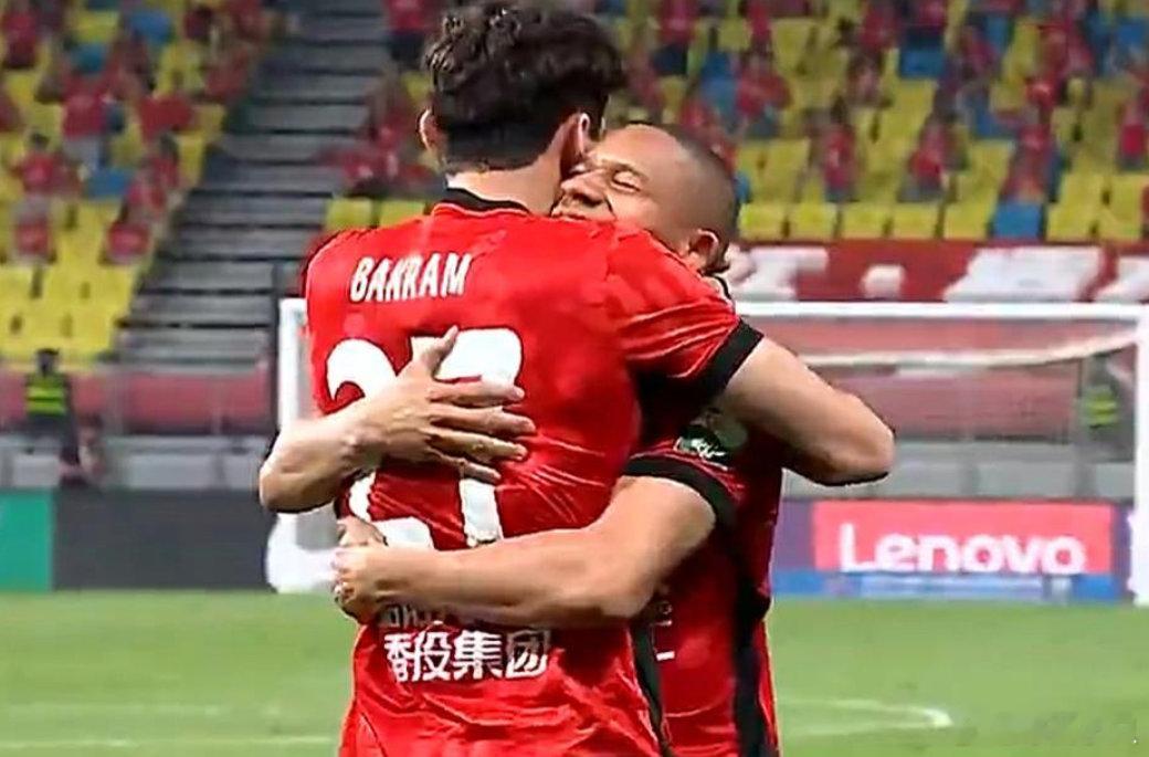 中超：蓉城4-0零封浙江豪取5连胜 席尔瓦传射韦世豪费利佩建功北京时间4月25日