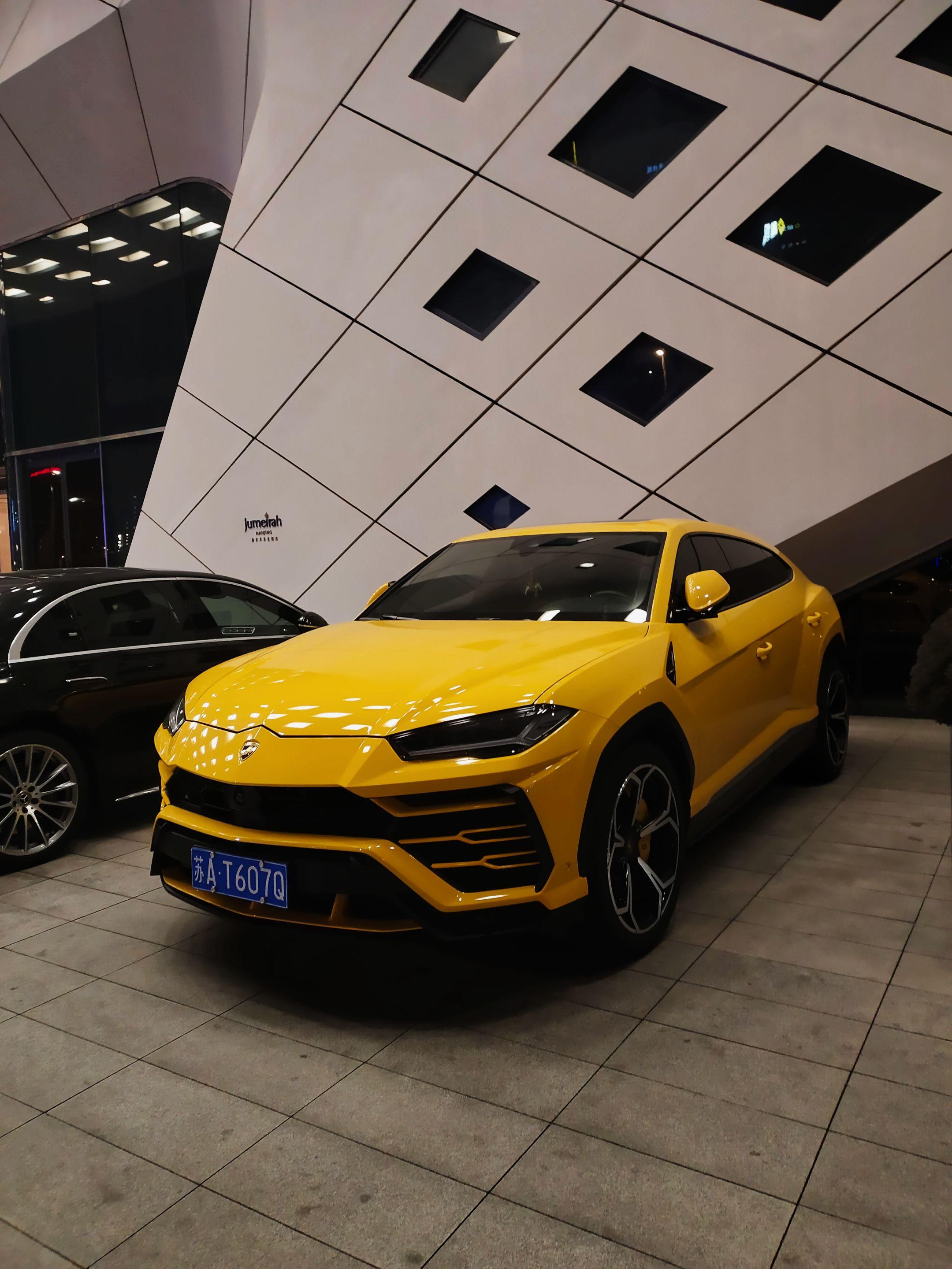 来看看在夜晚的南京散步都能碰到哪些车