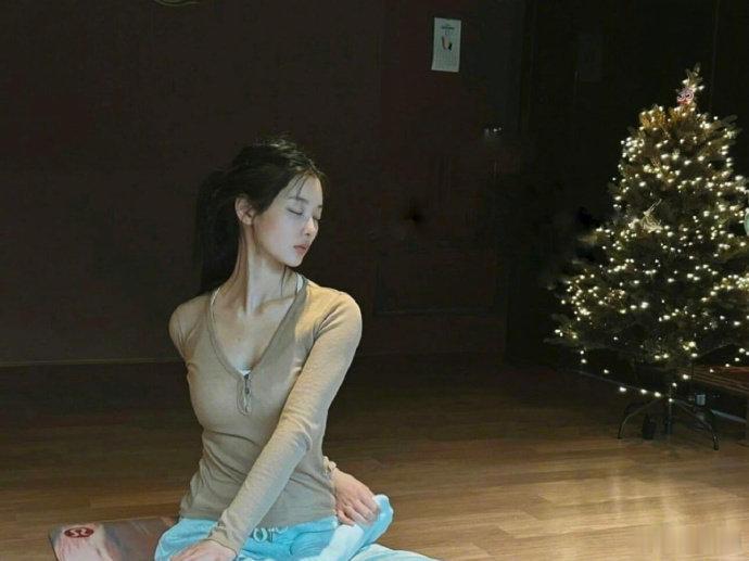 金裕贞素颜瑜伽照  韩网盛赞金裕贞素颜瑜伽照，妹妹好美呢~  金裕贞瑜伽照   