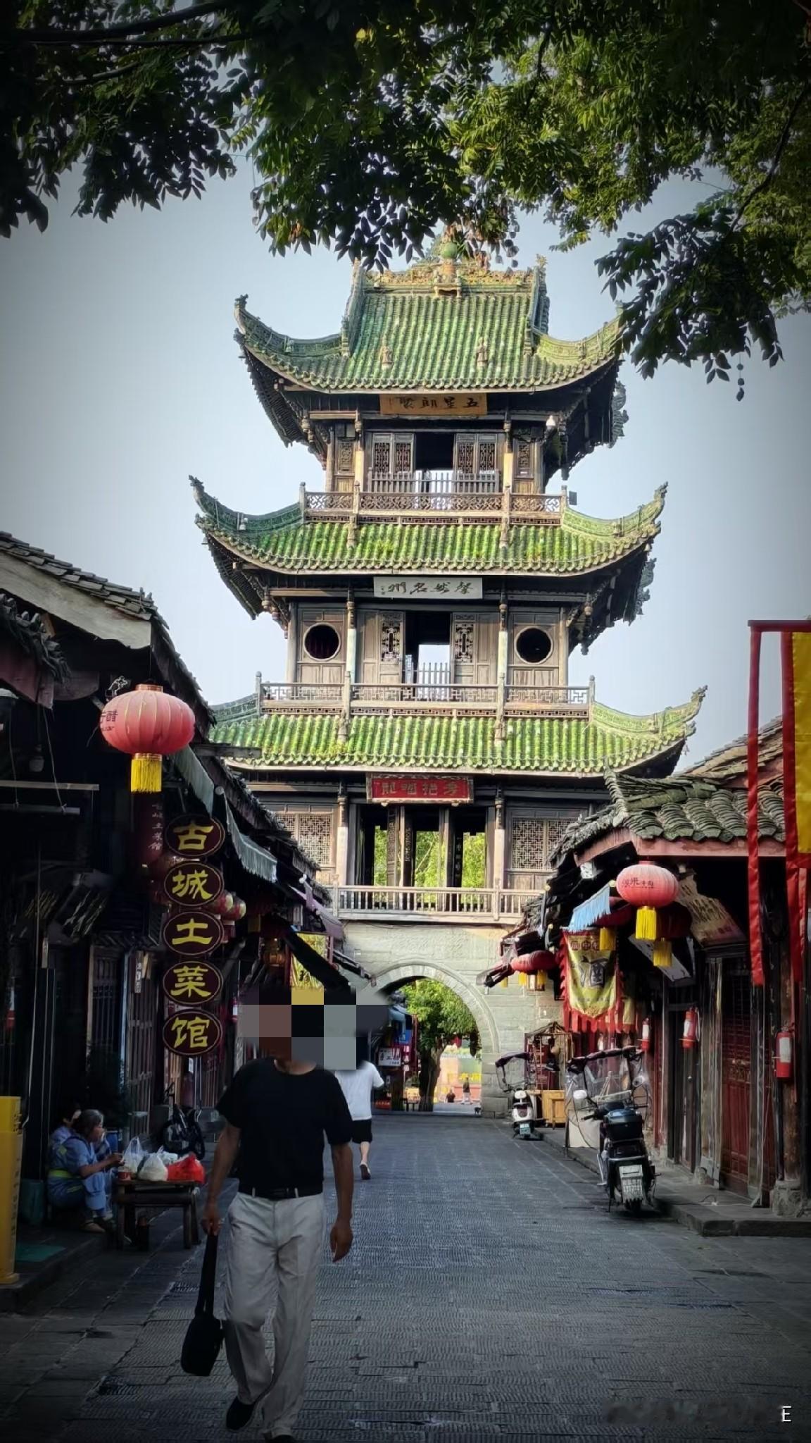 霞姐，心直口快藏不住事，善良坦荡却吃尽嘴快的亏。
生活里千人千性，有人心思缜密、