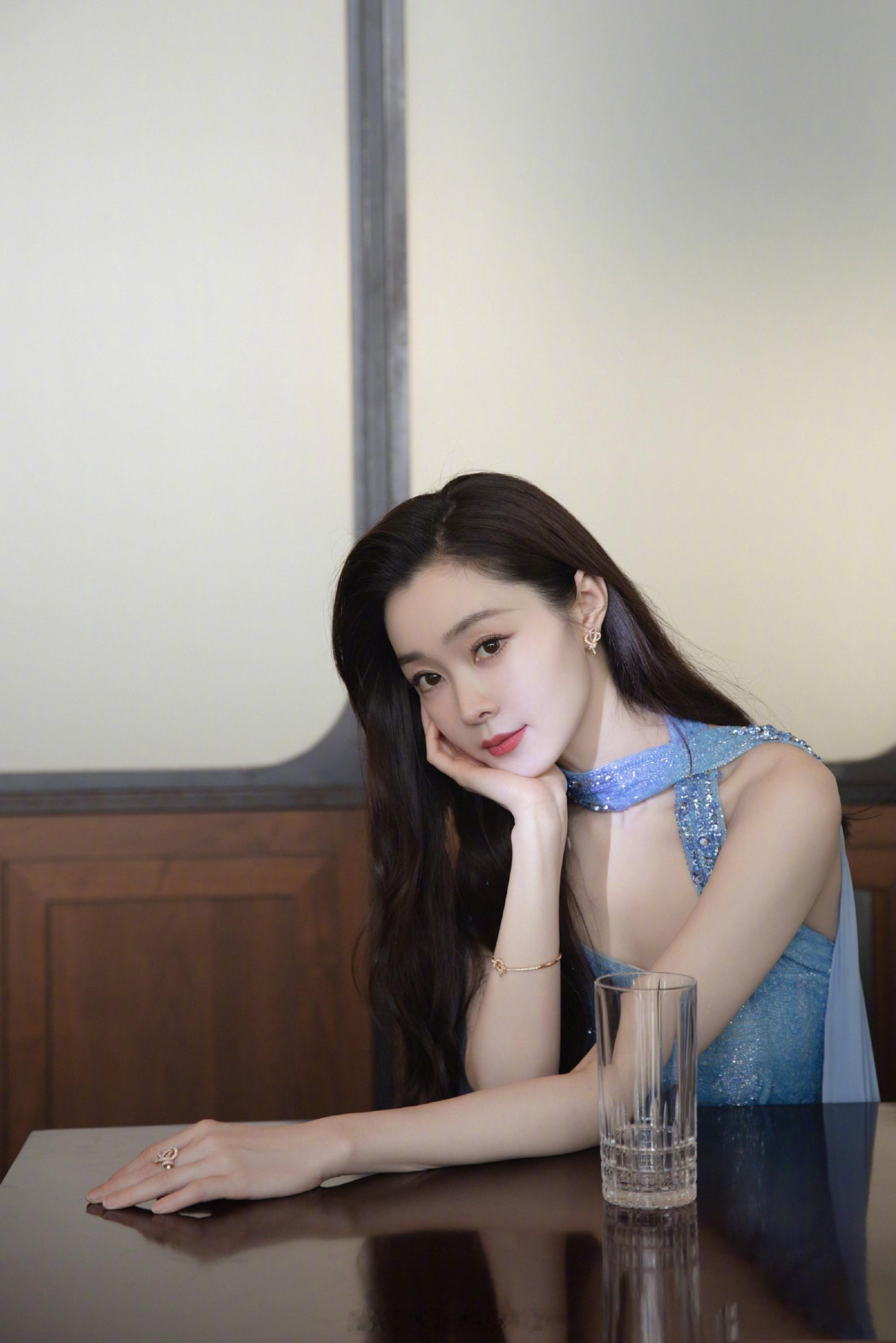 宋轶蓝色中的忧郁与静谧 