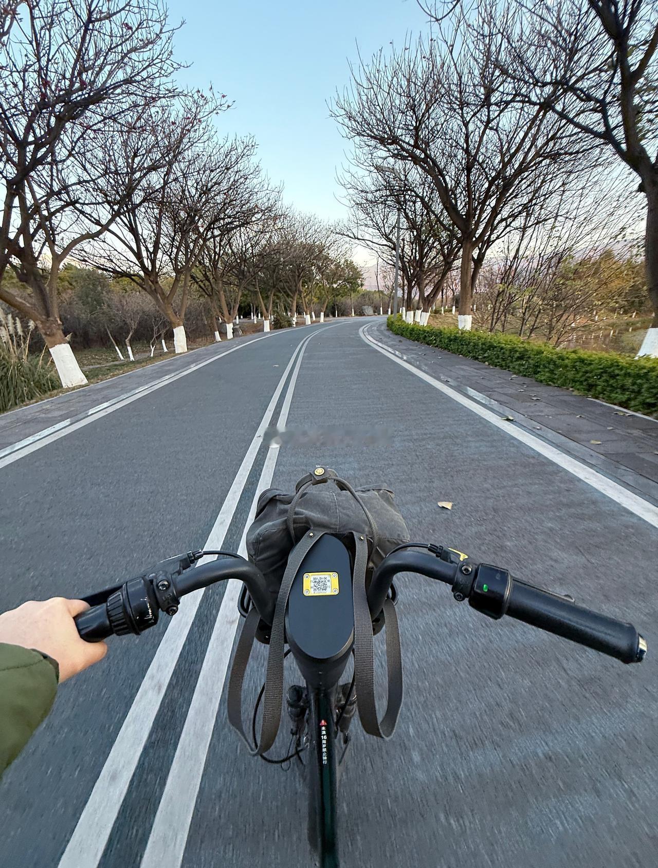 哈哈哈
昨天没发完了今天再发完它
[马思纯的微笑]
懂科学骑摩托  ​​​