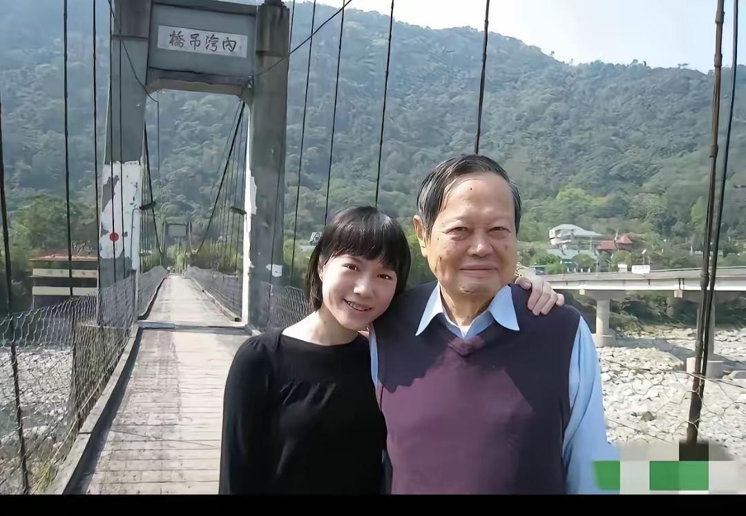 说真的，别再猜她们图啥了。
你看到的“不般配”，恰恰是她们手握选择权的证明。不是